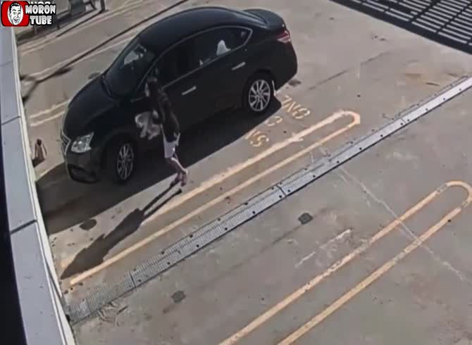 Video :convicted of tossing her dog from a height of 10 meters and given a 10-year jail sentence (Warning - horrific)
